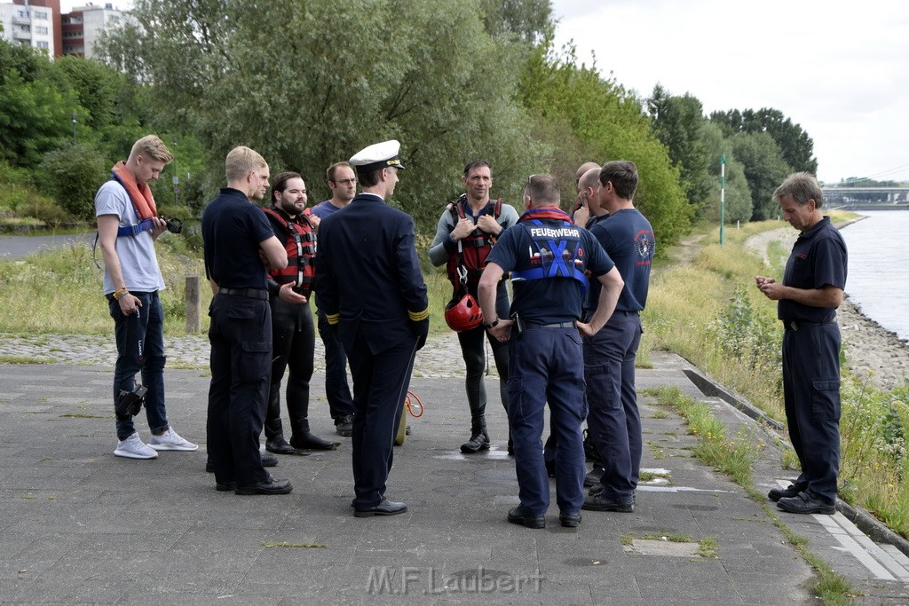 Uebung BF Taucher und Presse Koeln Zoobruecke Rhein P405.JPG - Miklos Laubert